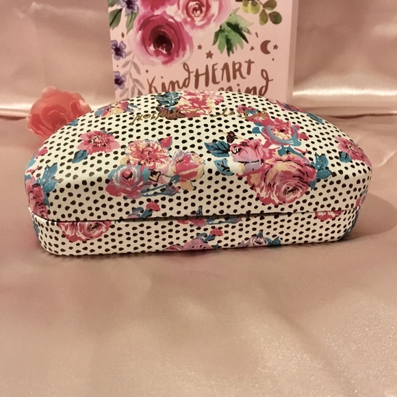 BETSEY JOHNSON PNK/WT FLORAL SUNGLASSES HARD CASE - Picture 4 of 4